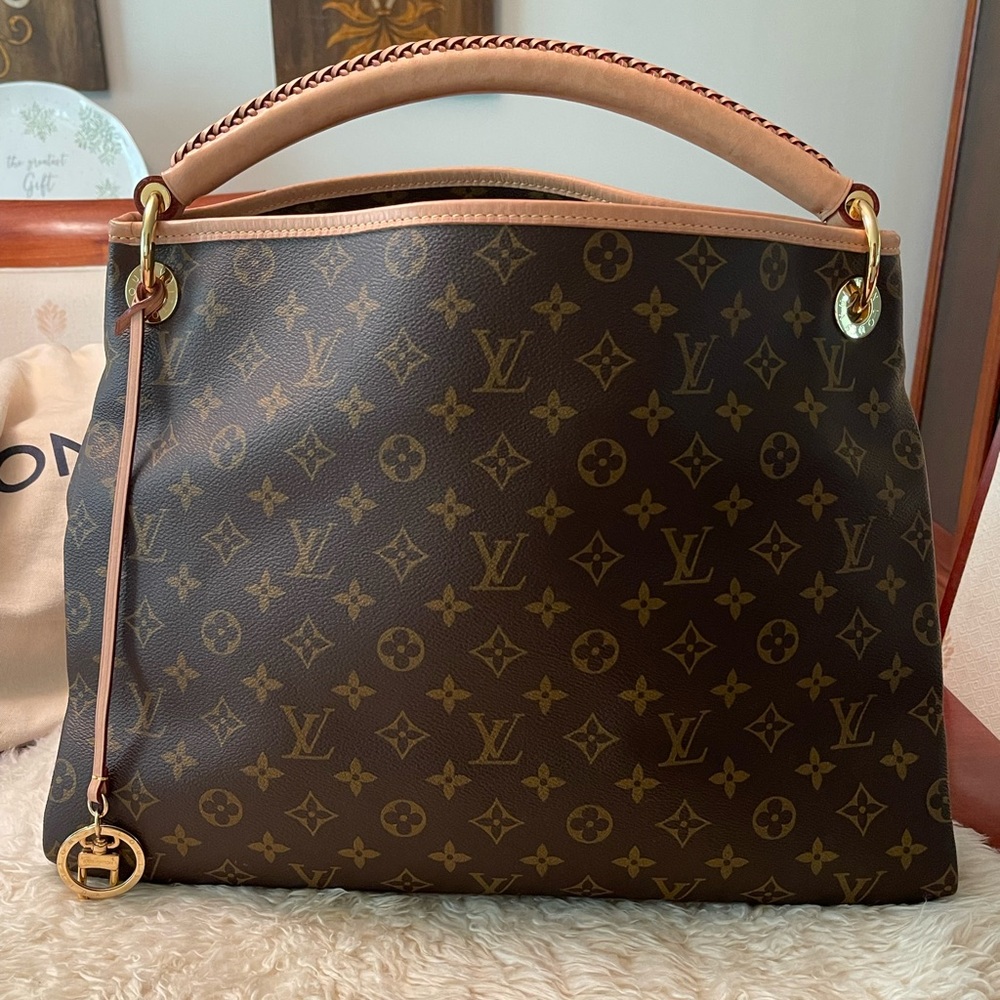 Louis Vuitton Artsy MM. Still smells new!